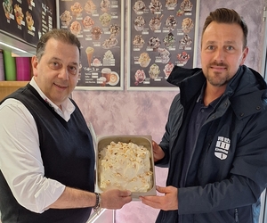 VfB-Logo in der Kühltheke: Die neue Vereinssorte im Eiscafé Pisa