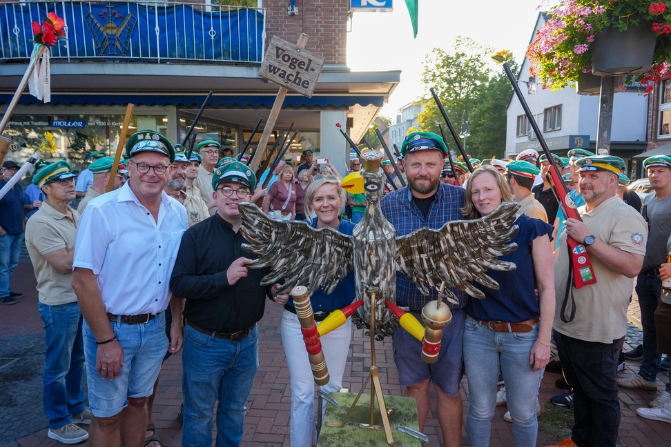 Schützenthron und Pastor Potowski gemeinsam mit der Vogelwache beim traditionellen Vogelaufstellen.