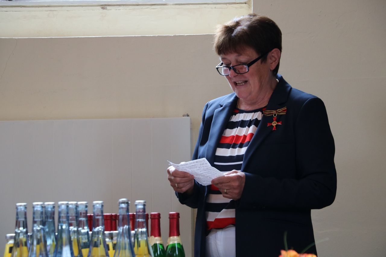 Stolz nahm Hildegard Franke ihre Auszeichnung von Bürgermeister Mike Rexforth und Landrat Josef Devers entgegen.