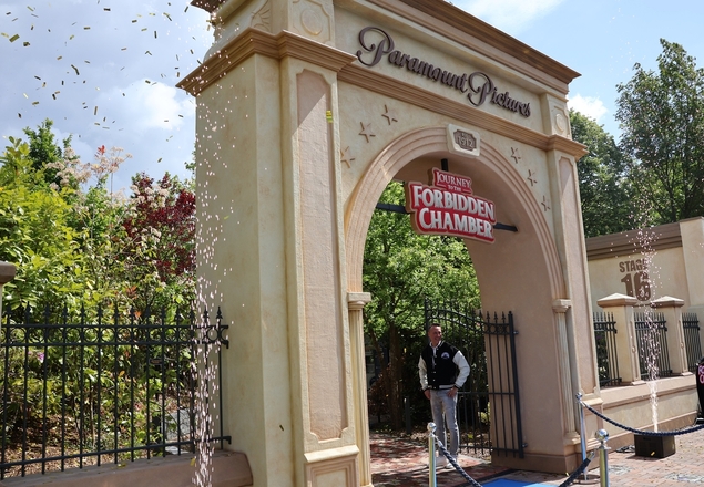 „Journey to the Forbidden Chamber“ ist direkt im Eingangsbereich des Movie Parks zu finden.