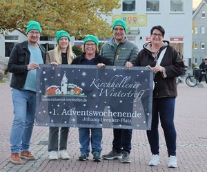 Das Team von Natürlich Kirchhellen hält ein Plakat vom Kirchhellener Wintertreff.