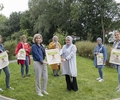 v. l. Anja Venhoff, Ayse Cerci, Jolanta Wojciak, Elif Merdivan, Mürvet Colak, Nilüfer Komsu und Giannina Link bei der Übergabe der Jubiläumstaschen.