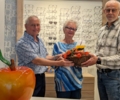 Preisübergabe für den schwersten Apfel