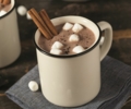 Kakao muss nicht immer nur ein Winterdessert sein - mit den richtigen Extras hilft es uns durch den Winter.