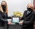 Bürgermeisterin Bettina Weist und Rainer Weichelt mit der Gladbecker Erklärung Online