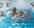 Narwali Schwimmcontainer eröffnet: Erste Kinder toben sich im kühlen Nass aus