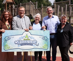 Katharina Graveland-Kuchenbäcker, Oberbürgermeister Matthias Buschfeld, Renate Kuchenbäcker, Bezirksbürgermeister Hendrik Dierichs und Carla Kuchebäcker (v.l.) freuen sich, dass der Wasserspielplatz endlich eröffnen konnte.