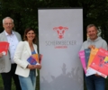 Marcell Oppenberg, Sabrina Greiwe und Bürgermeister Mike Rexforth präsentieren das Landhelden-Programm der zweiten Jahreshälfte.