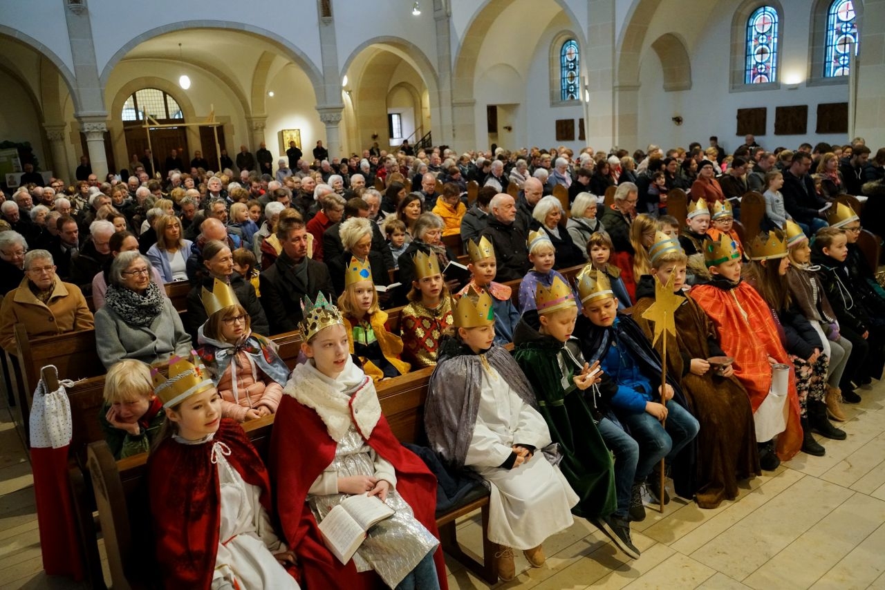 Die Sternsinger in Gahlen brachten viele Leute in die Kirche.