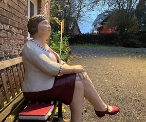 Alltagsmensch Else hat einen festen Wohnsitz am Hof Jünger, während die Wanderausstellung 2030 nur für rund 3 Monate in Kirchhellen verweilen wird.