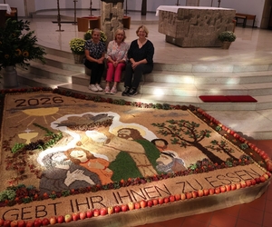 (v.l.) Elisabeth Jünger, Renate Schönsee und Bärbel Nothelle haben mit zahlreicher Unterstützung das neueste Motiv des Früchteteppichs gelegt.