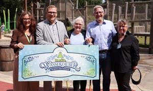 Katharina Graveland-Kuchenbäcker, Oberbürgermeister Matthias Buschfeld, Renate Kuchenbäcker, Bezirksbürgermeister Hendrik Dierichs und Carla Kuchebäcker (v.l.) freuen sich, dass der Wasserspielplatz endlich eröffnen konnte.