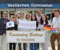Der Schulleiter, die Schülervertretung, die AG-Lehrerin sowie vier Schüler übergeben den Spendenscheck an den Vorsitzenden des Vereins Kinderdorf Bottrop in Gambia, Wolfgang Gerrits (l.).