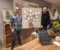 Thomas Krüskemper und Peter Mühlenbeck sind seit vielen Jahren befreundet, jetzt stellt der Künstler seine Werke im Optikerfachgeschäft Sichtbar in Kirchhellen aus.