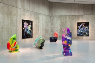 Die Skulpturen von Paul Schwer und die Leinwände von Johanna Flammer in der Neuen Galerie Gladbeck.