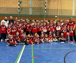 Westenergie sponsort neue Trikots für den Handball-Nachwuchs des SV Schermbeck