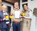 Dieter Wolf (li.) von den Wirtschaftssenioren NRW und Berit Ortscheid (re.) von der EntwicklungsAgentur Wirtschaft (EAW) des Kreises Wesel gratulieren Clemens Hartmann vom Marienthaler Gasthof zur erneuten Klassifizierung.