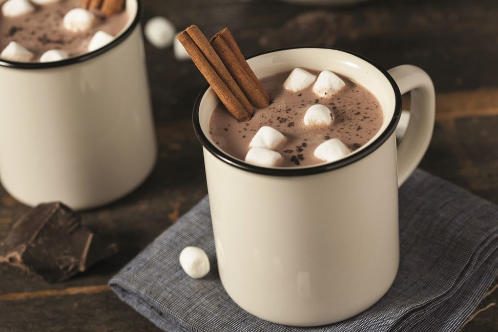 Kakao muss nicht immer nur ein Winterdessert sein - mit den richtigen Extras hilft es uns durch den Winter.
