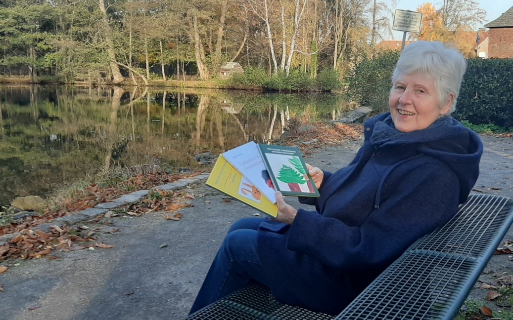 Helga Wessel präsentiert ihre Bücher.