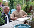 Bürgermeister Mike Rexforth und Michael Rittmann bei der Vertragsunterzeichnung für Rittmanns Hof als neuen Trauort.