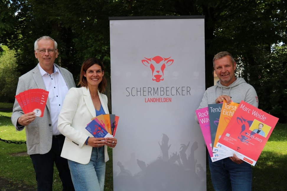 Marcell Oppenberg, Sabrina Greiwe und Bürgermeister Mike Rexforth präsentieren das Landhelden-Programm der zweiten Jahreshälfte.