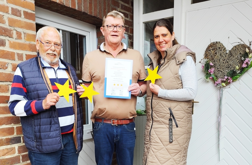 Dieter Wolf (li.) von den Wirtschaftssenioren NRW und Berit Ortscheid (re.) von der EntwicklungsAgentur Wirtschaft (EAW) des Kreises Wesel gratulieren Clemens Hartmann vom Marienthaler Gasthof zur erneuten Klassifizierung.