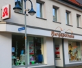 Die Burg Apotheke in Schermbeck hat ab sofort einen 24-Stunden-Medikamentenautomaten zur Abholung von Bestellungen. Auch Corona-Tests werden hier durchgeführt.