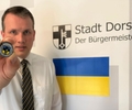 Dorsten-Ukraine-Buttons gegen eine Spende in der Stadtinfo erhältlich