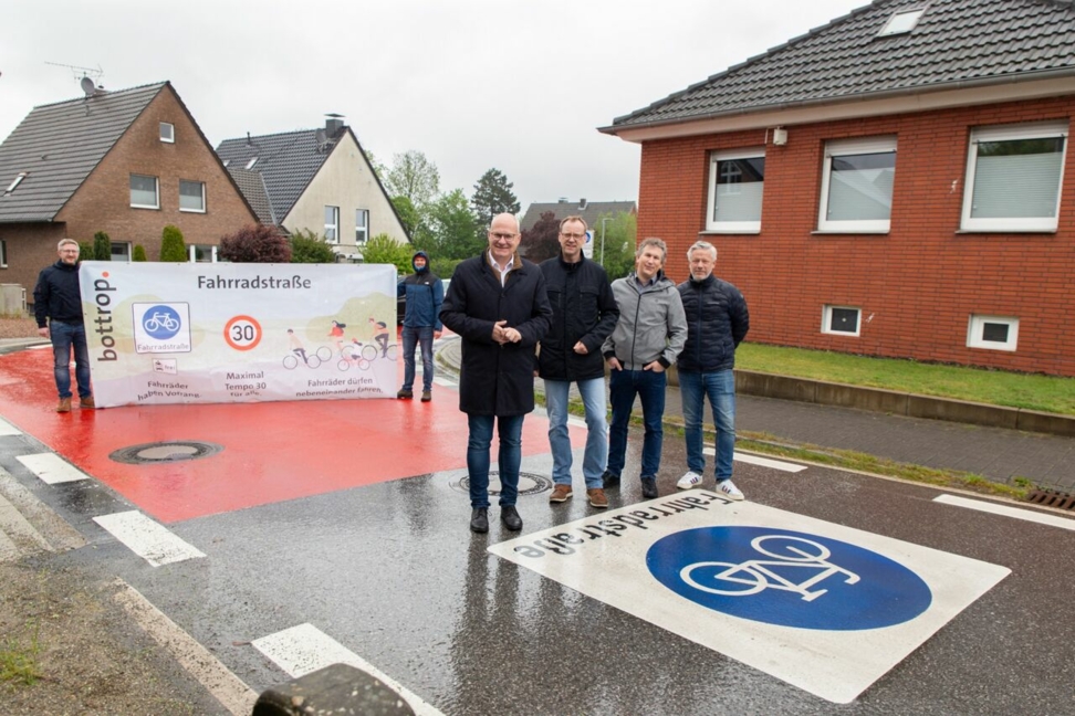 Bezirksbürgermeister Hendrik Dierichs, Verkehrsplaner Reimund Keysberg, Baudezernent Klaus Müller, SPD-Ratsherr Oliver Altenhoff, Tiefbauamtsleiter Steffen Jonek und Dino Rühlemann (Straßenverkehrsamt) eröffneten die Fahrradstraße.