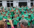 Schülerinnen und Schüler der Grundschule führen ihren Schultanz auf.