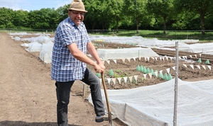 Landwirt Burkhard Sagel auf der Ackerfläche, die ab sofort von den „Meine Ernte“-Mietern bewirtschaftet wird.