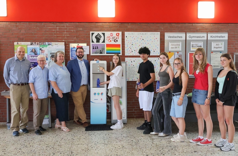Kostenloses Trinkwasser für die Schülerschaft: Neuer Wasserspender am Gymnasium Kirchhellen