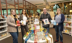 Büchertisch zum Thema „Demokratie leben!“ in der Stadtbücherei Gladbeck