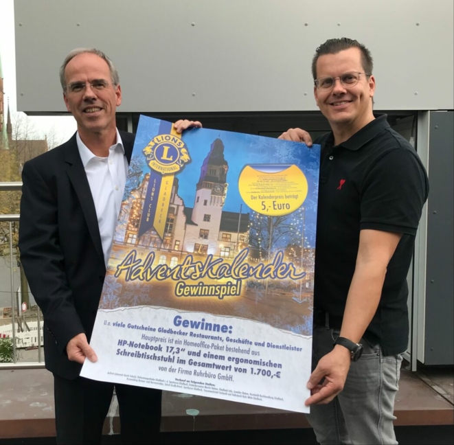 Lions-Präsident Ingo Abrahams (links) mit Simon Terhardt, verantwortlich für die Organisation des Lions-Adventskalenders