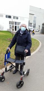 Marianne Dörmer ist 89 Jahre alt und hat sich gegen das Coronavirus im Coronatestzuentrum in der Messe Essen impfen lassen.