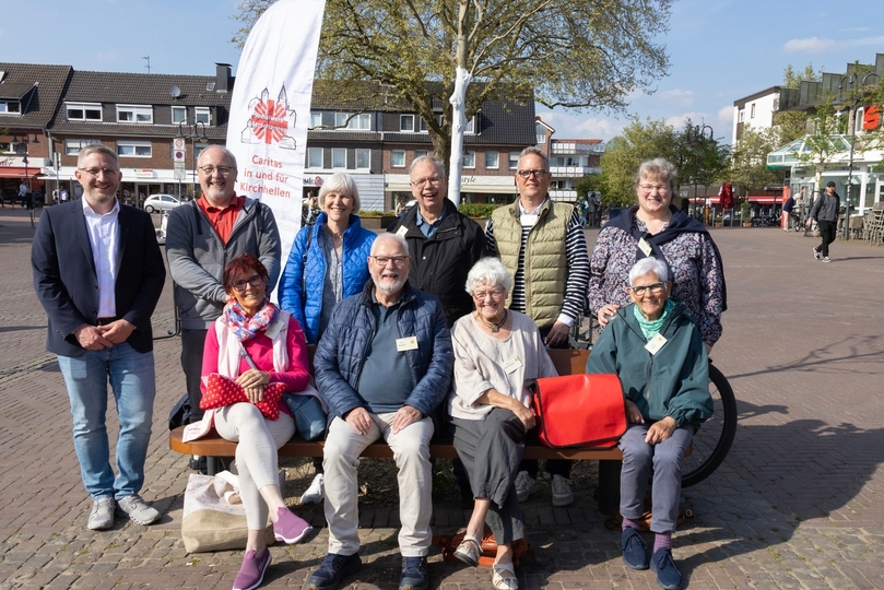 Neue Sitzgruppe mit Baum belebt Johann-Breuker-Platz in Kirchhellen