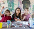 Sophia (l.) und ihre Freundinnen basteln Freundschaftsarmbänder. Manchmal tun es eben auch die simplen Dinge.