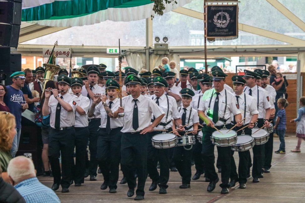 Ausgelassene Stimmung beim Kirchhellener Schützen- und Brezelfest 2017.