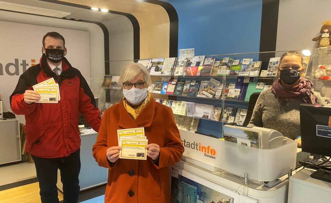 Bürgermeister Tobias Stockhoff hat in der Stadtinfo „Kultur-Karten der Solidarität“ gekauft. Mit dabei: Stadtagentur-Leiterin Sabine Fischer (m.) und Barbara Seppi