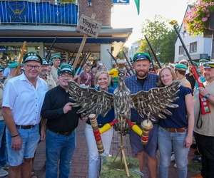 Schützenthron und Pastor Potowski gemeinsam mit der Vogelwache beim traditionellen Vogelaufstellen.