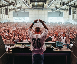 DJ Salvatore Mancuso vor zahlrechen begeisterten Besuchern des Festivals.