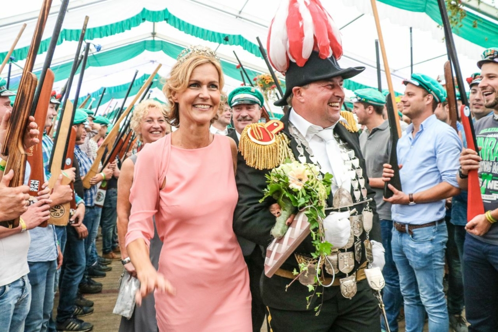Burkhard Kosse und Sara Schlegl, das amtierende Schützenkönigspaar, freut sich auf das Schützenfest im Jahr 2023, wenn die Kontaktbeschränkungen durch die Corona-Pandemie aufgehoben sind.