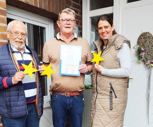 Dieter Wolf (li.) von den Wirtschaftssenioren NRW und Berit Ortscheid (re.) von der EntwicklungsAgentur Wirtschaft (EAW) des Kreises Wesel gratulieren Clemens Hartmann vom Marienthaler Gasthof zur erneuten Klassifizierung.