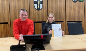 Bürgermeister Stockhoff gratuliert Lenja Deckers für herausragende Leistung