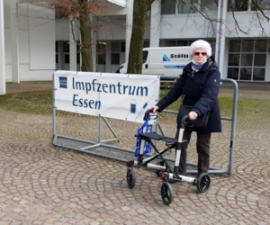 Marianne Dörmer ist 89 Jahre alt und hat sich gegen das Coronavirus im Coronatestzuentrum in der Messe Essen impfen lassen.