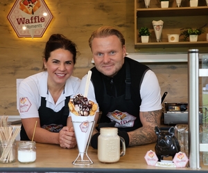 Eleen Bouzid und Dominik Mänß freuen sich auf zahlreiche Besucher an ihrem Food-Stand auf dem Bauernhof Sagel am Dahlberg in Kirchhellen.