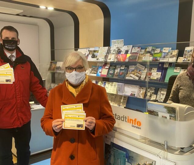Bürgermeister Tobias Stockhoff hat in der Stadtinfo „Kultur-Karten der Solidarität“ gekauft. Mit dabei: Stadtagentur-Leiterin Sabine Fischer (m.) und Barbara Seppi