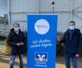 Michael Fischedick und Tobias Döring von der Bottroper Badminton Gemeinschaft nach der Kooperation mit der Vereinten Volksbank Bottrop, Dorsten, Kirchhellen