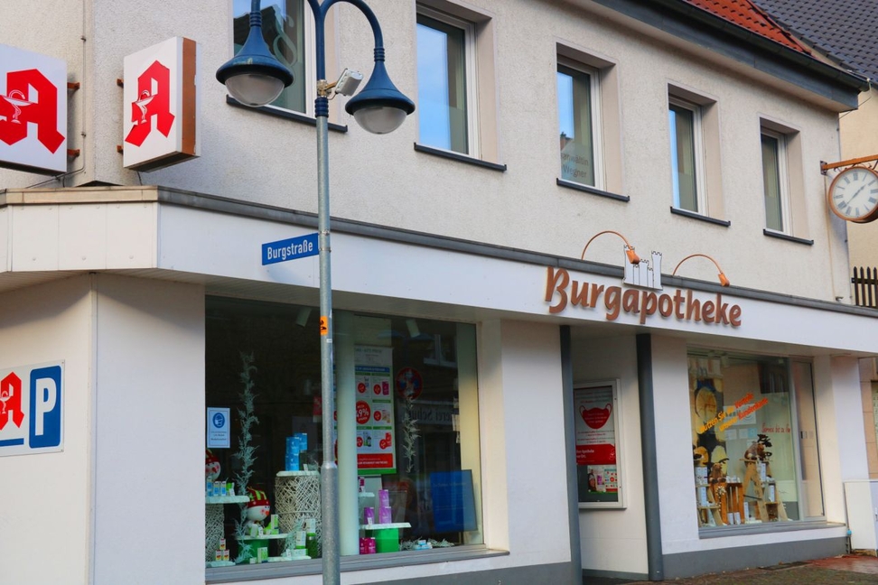 Die Burg Apotheke in Schermbeck hat ab sofort einen 24-Stunden-Medikamentenautomaten zur Abholung von Bestellungen. Auch Corona-Tests werden hier durchgeführt.