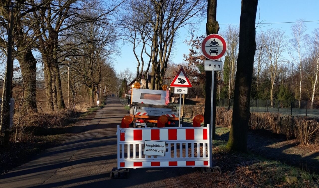 Beschilderung zum Amphibienschutz an der Gälkenheide